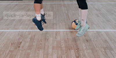抽象法律天平与鱼鳞纹理，象征条款与公正